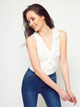 Body z dekoltem w serek i koronką ecru