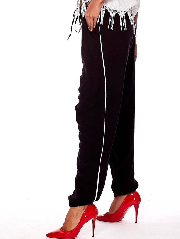 Spodnie typu joggery z lampasami czarne