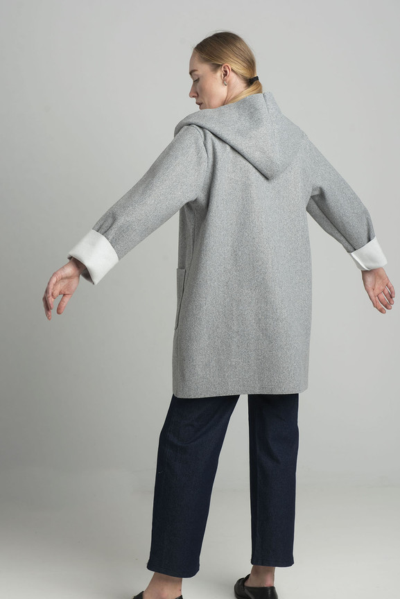 Szary dwurzędowy płaszcz z kapturem