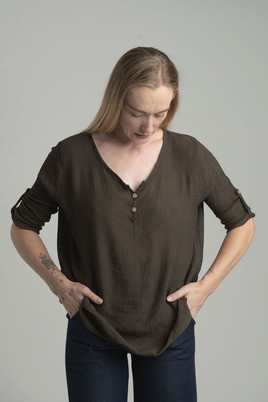 Brązowa prążkowana koszula z dekoltem V