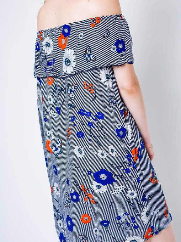 Sukienka z dekoltem carmen zdobiona nadrukiem w kwiaty i motyle granatowa