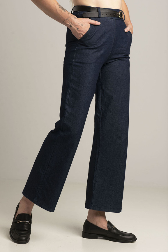 Granatowe jeansy z szerokimi nogawkami