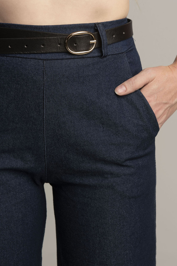 Granatowe jeansy z szerokimi nogawkami