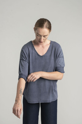 Niebieska bluzka z bawełny w serek