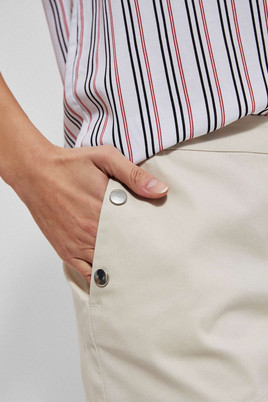 Beżowe krótkie szorty z ozdobnymi guzikami Moodo