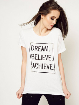 T-shirt zdobiony nadrukiem tekstowym i perełkami biały