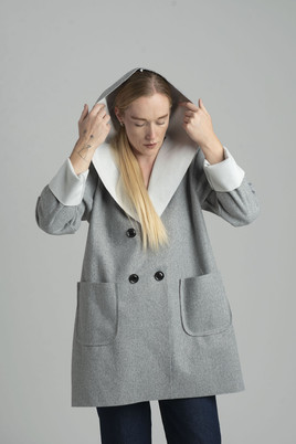 Szary dwurzędowy płaszcz z kapturem