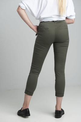 Khaki spodnie boyfriendy z paskiem