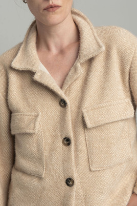 Beżowa krótka dzianinowa kurtka 