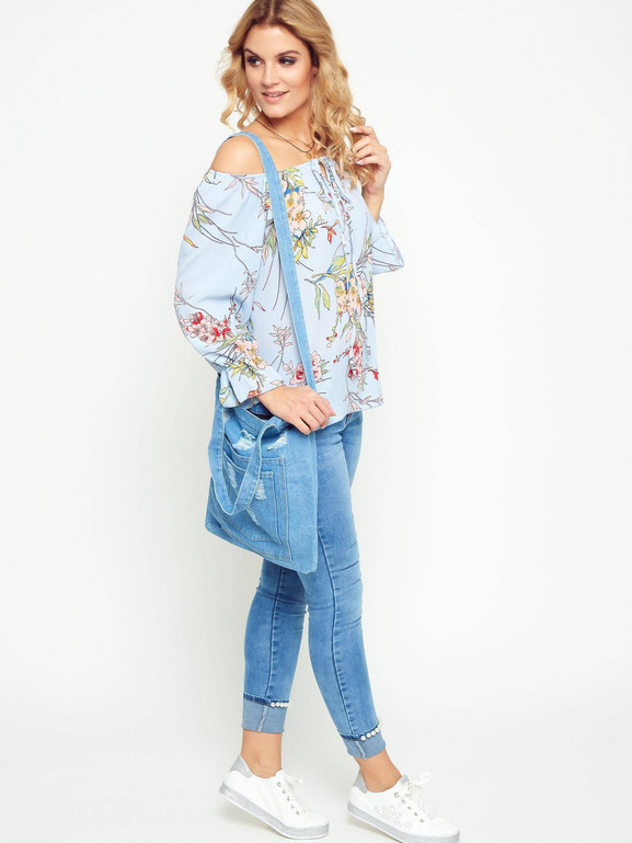 Blękitna bluzka z krepy z kwiatowym nadrukiem