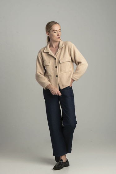 Beżowa krótka dzianinowa kurtka