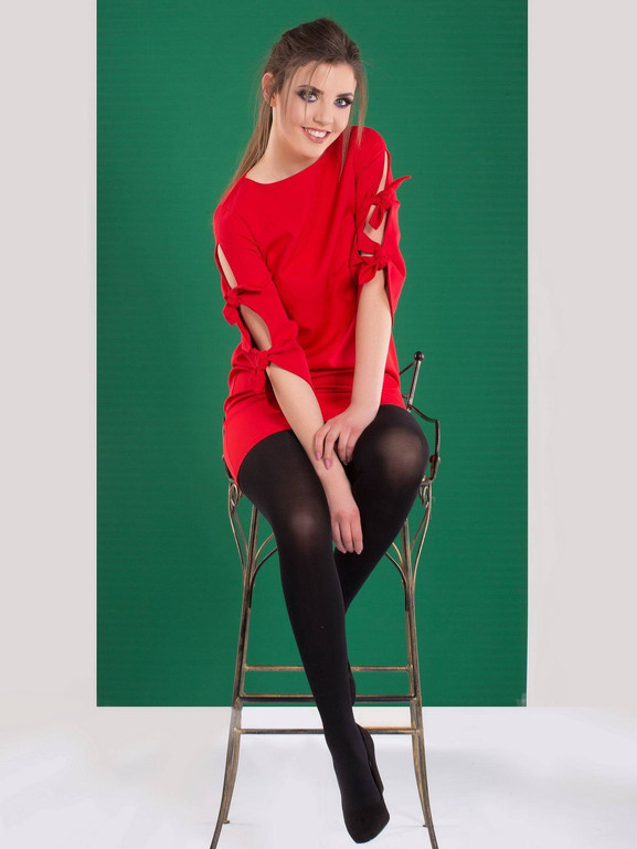 Sukienka zdobiona rozciętymi rękawami czerwona