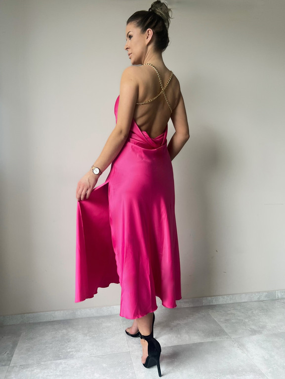 Różowa sukienka satynowa z biżuteryjnym łańcuszkiem By o la la