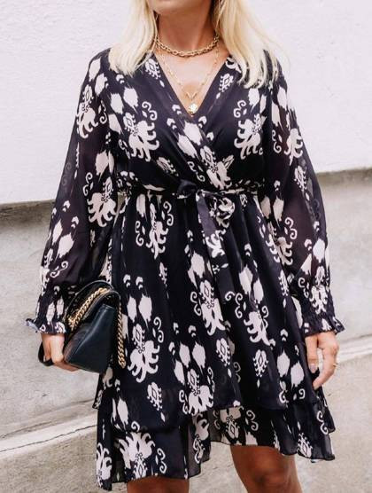 Czarna sukienka z kopertowym dekoltem LeMonada