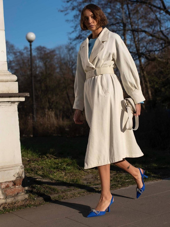 Kremowy płaszcz dwurzędowy z paskiem LeMonada