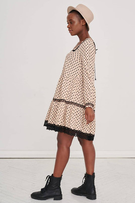 Beżowa sukienka w groszki z dekoltem caro Blue Shadow