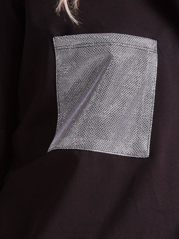 Bluzka o szerokim kroju z ozdobną kieszenią czarna