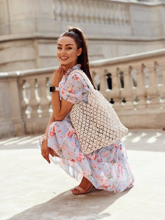 Niebieska sukienka w kwiaty falbany