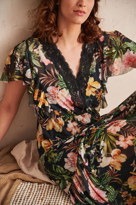 Czarna sukienka w kwiaty dekolt V Blue Shadow