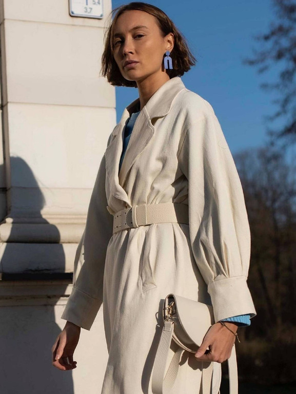 Kremowy płaszcz dwurzędowy z paskiem LeMonada