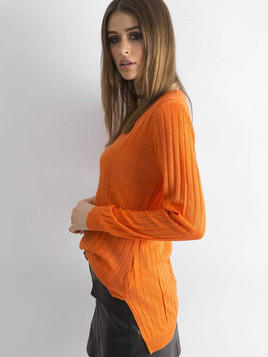 Sweter cienki slimowany z dekoltem w serek pomarańczowy