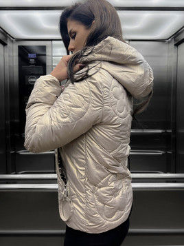 Beżowa kurtka krótka pikowana w kwiaty Yups