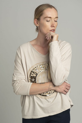 Beżowa bluzka oversize z błyszczącym nadrukiem