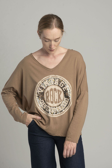 Camelowa bluzka oversize z błyszczącym nadrukiem