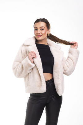 Jasnobeżowe krótkie futerko z wiskozy