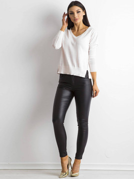 Jasnoróżowy sweter z dekoltem w serek 