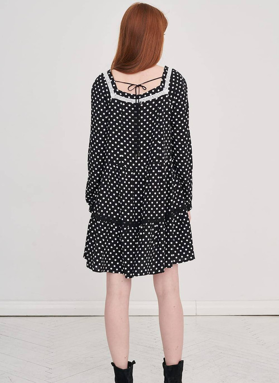 Czarna sukienka w groszki z dekoltem caro Blue Shadow