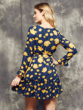 Sukienka w kwiaty Cocomore Boutiqe wiązana w pasie granatowa