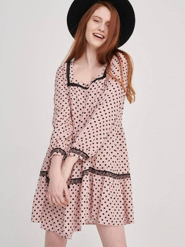 Różowa sukienka w groszki z dekoltem caro Blue Shadow