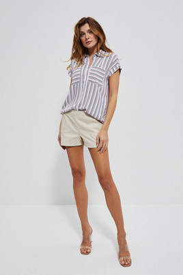 Beżowe krótkie szorty z ozdobnymi guzikami Moodo