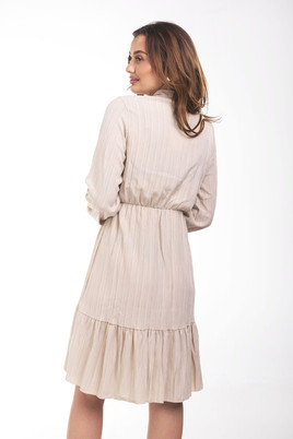 Beżowa sukienka z wiązaniem pod szyją i elastyczną talią