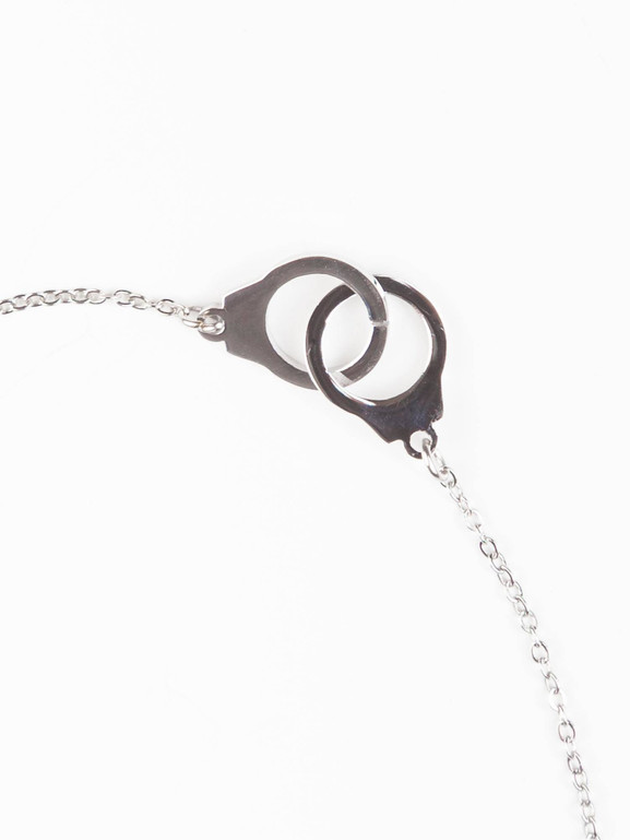 Bransoletka na srebrnym łańcuszku zdobiona zawieszkami kajdanki