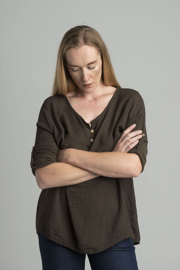 Brązowa prążkowana koszula z dekoltem V