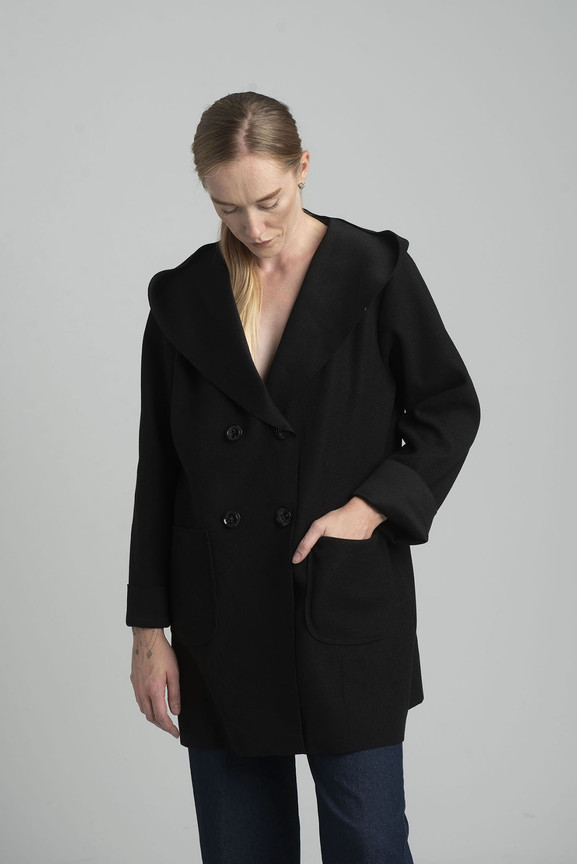 Czarny dwurzędowy płaszcz z kapturem