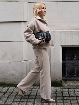 Beżowa kurtka z flauszu zapięcie na guziki LeMonada