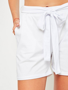 Szorty wiązane w pasie białe