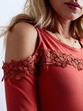 Bluzka cold shoulders zdobiona ażurową koronką pomarańczowa