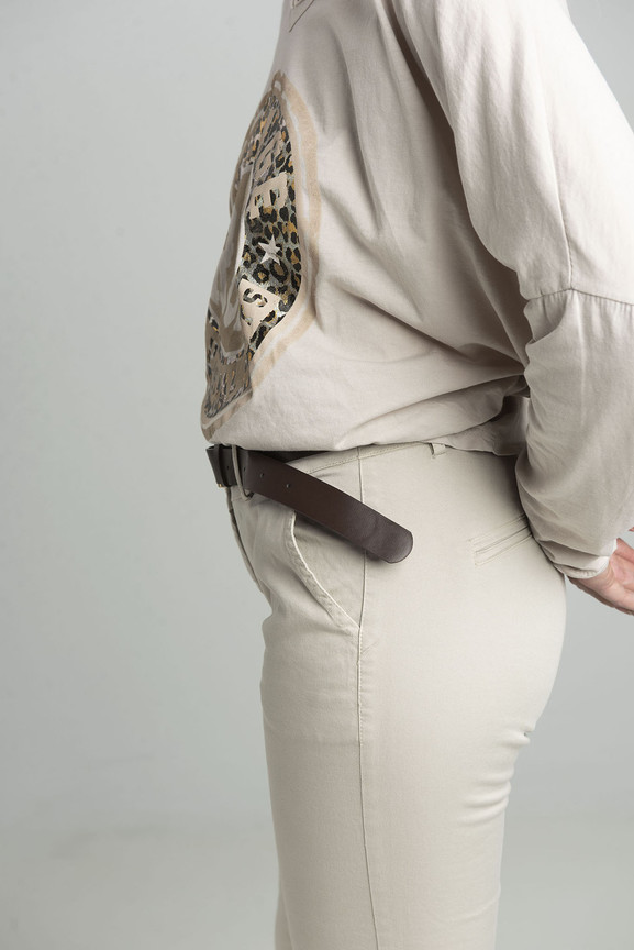 Beżowe spodnie boyfriendy z paskiem