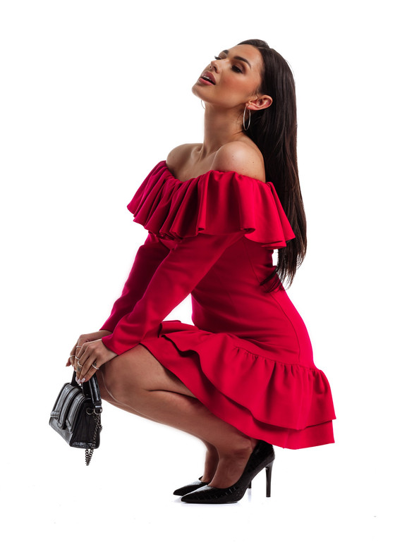 Różowa sukienka z dekoracyjną falbaną przy dekolcie La Diva