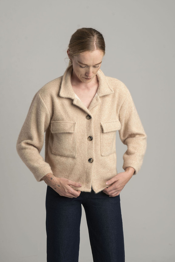 Beżowa krótka dzianinowa kurtka