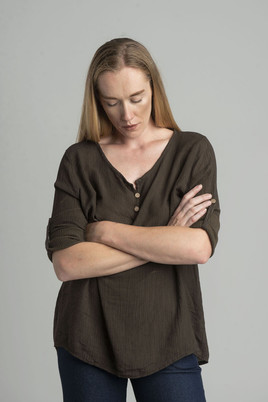 Brązowa prążkowana koszula z dekoltem V