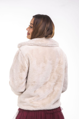 Jasnobeżowe krótkie futerko z wiskozy