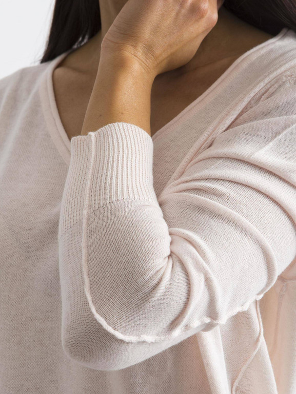 Jasnoróżowy sweter z dekoltem w serek