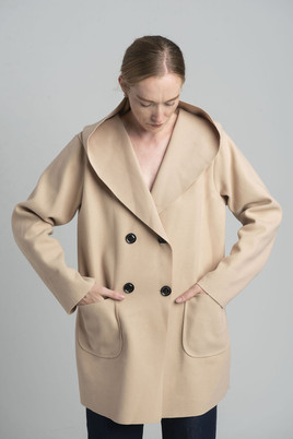 Beżowy dwurzędowy płaszcz z kapturem