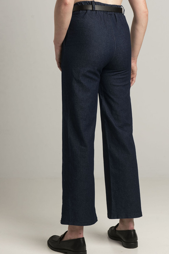 Granatowe jeansy z szerokimi nogawkami