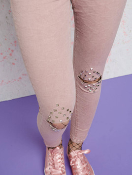 Jeansy Euphory zdobione przecięciami i dżetami na kolanach różowe